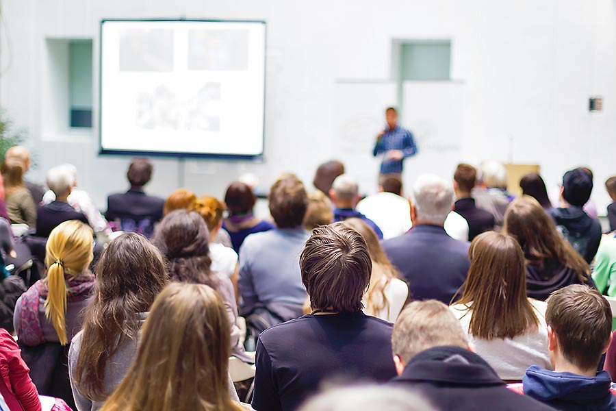 FOM Berlin stellt neues KompetenzCentrum für Entrepreneurship und Mittelstand (KCE) auf Deutschlands größter Unternehmermesse vor
