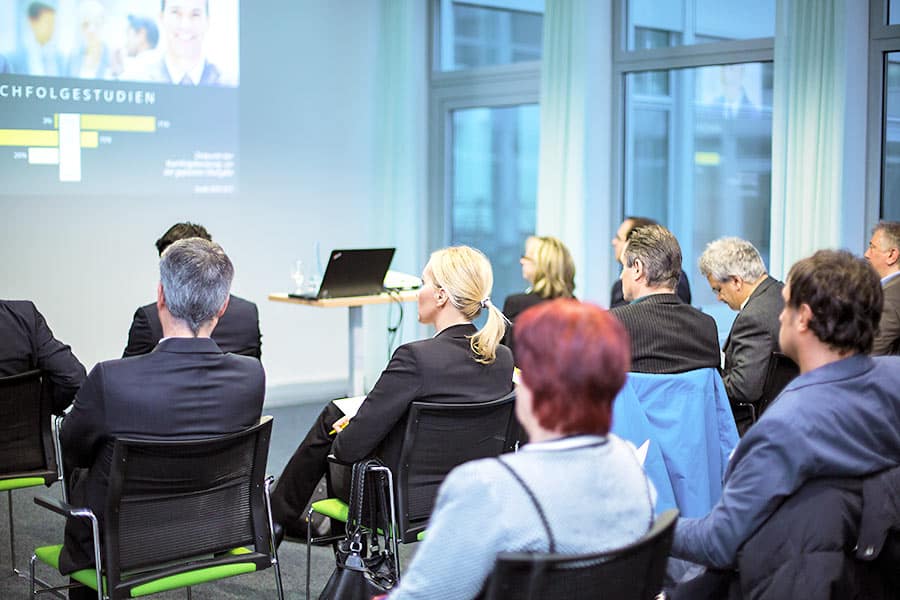 Gerade beim Betriebsübergang ist der Punkt Arbeitsrecht nicht außer Acht zu lassen.
