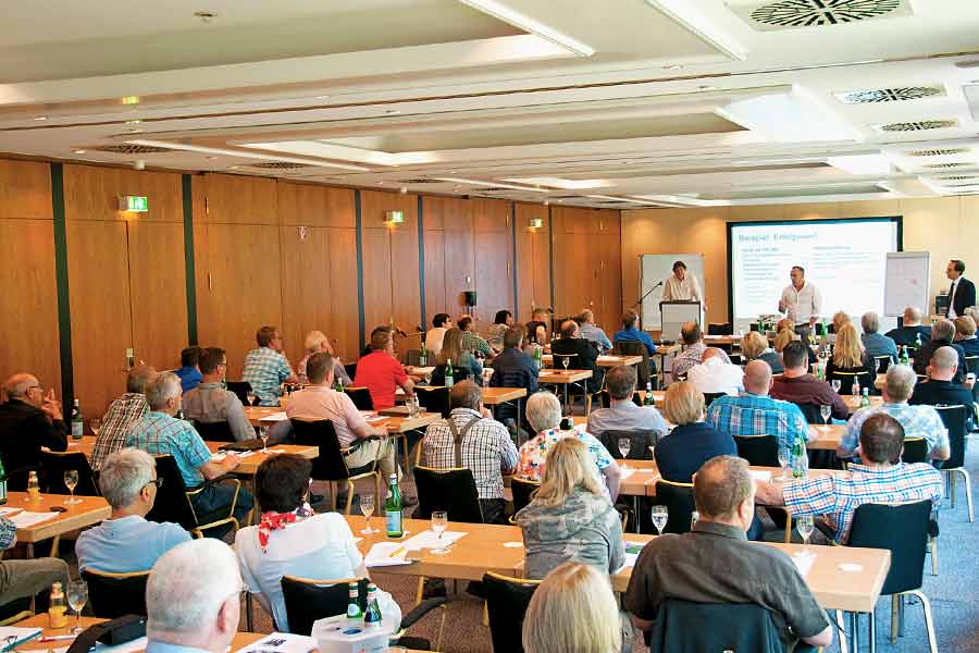 Die Fachexperten für Unternehmensnachfolge von INTAGUS beim Bundesverband für Holztransportgewerbe.