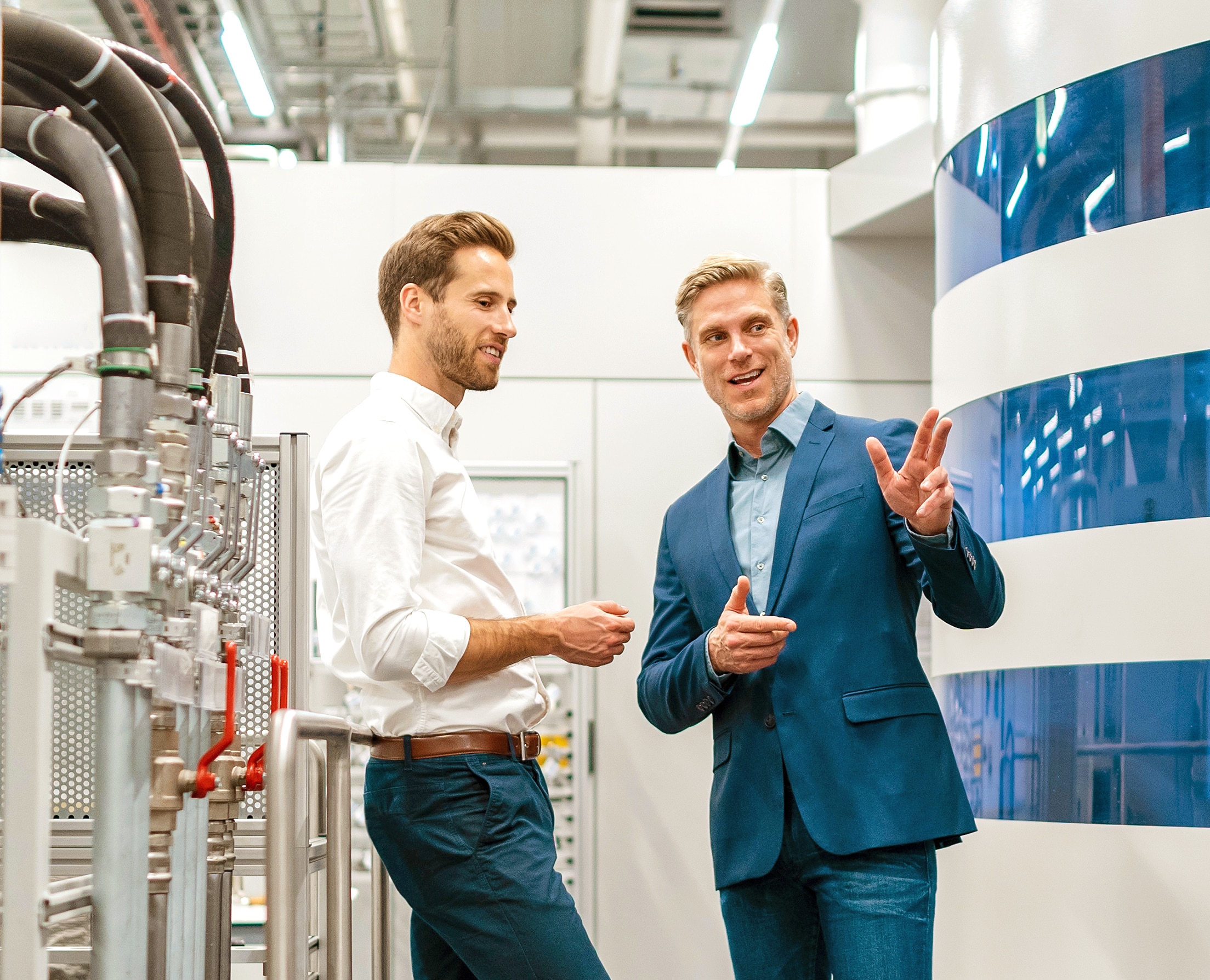 Das Bild zeigt zwei kompetente M&A-Berater, die sich über das Geschäftsmodell eines Unternehmens intensiv unterhalten.